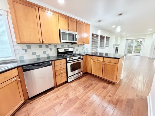 Foto del edificio - Urban Madison Valley three-bedroom townhome Available April 1st, 2026