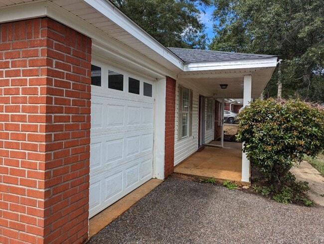 Building Photo - 3/2 Oakridge West Subdivision