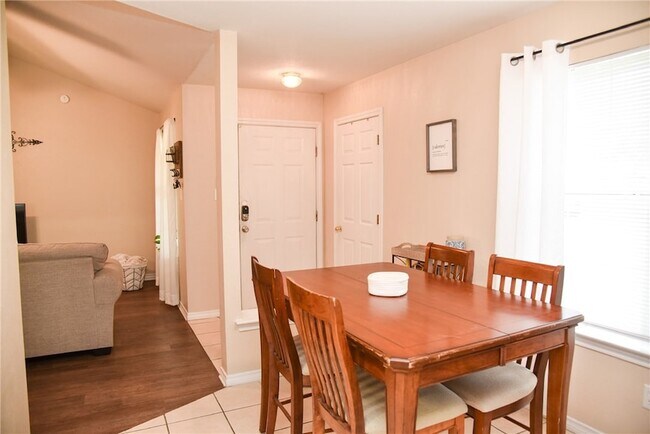 Foto del edificio - 3813 Oldenburg Ln