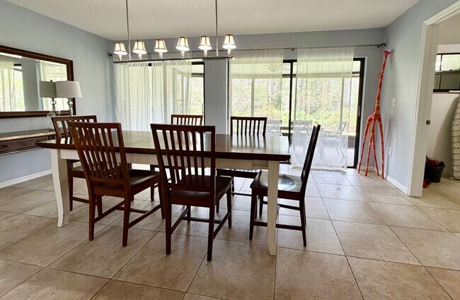 Building Photo - 3 bedroom 2.5 Bathroom Condo In Saddlebrook!