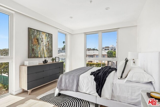 Foto del edificio - 1463 1/2 S Beverly Dr