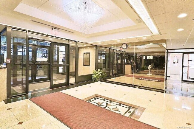 Foto del edificio - 9229 Queens Blvd