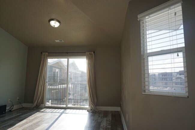 Building Photo - Pet Friendly Sandy 3 Bedroom Condo