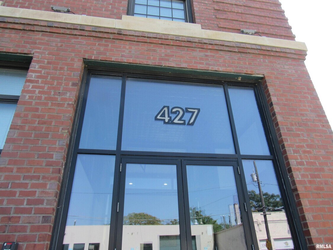 Primary Photo - 427 Pershing Ave