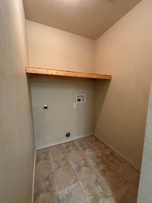 Foto del edificio - 8020-8022 Marydean Ave