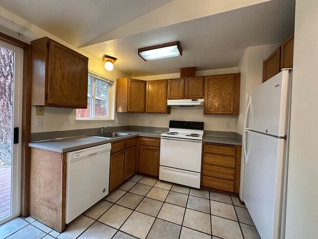 Building Photo - Three bedroom Westside home near OSU Cascades!