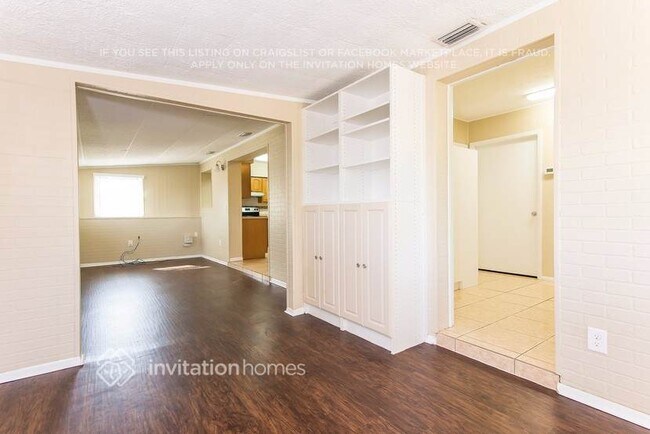 Building Photo - 618 15th Ave Dr E
