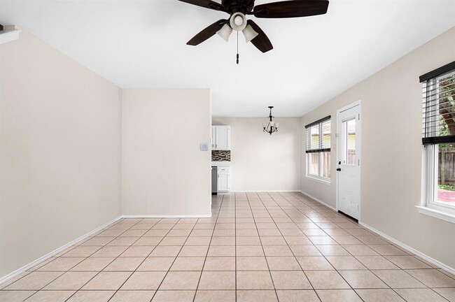 Building Photo - 4500 Kalama Dr