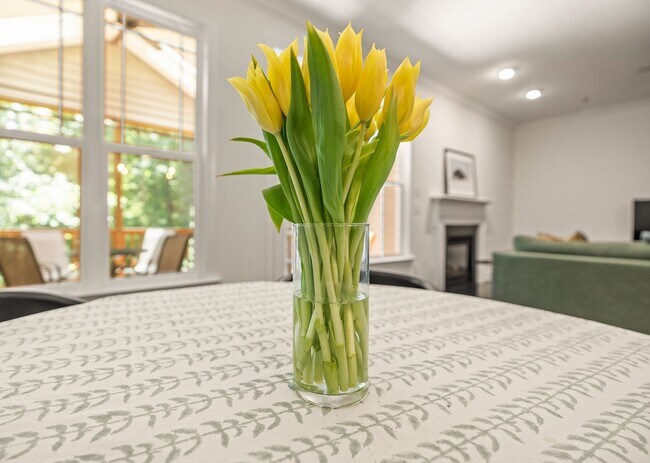 Foto del edificio - Convenient Carrboro Living in a Spacious 4 Bedroom Home
