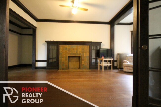 Building Photo - 2428 N Sawyer Ave