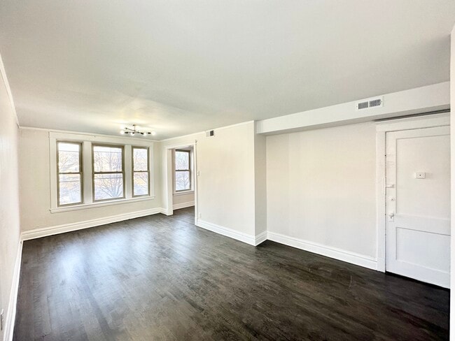 Building Photo - 1626 N California Ave
