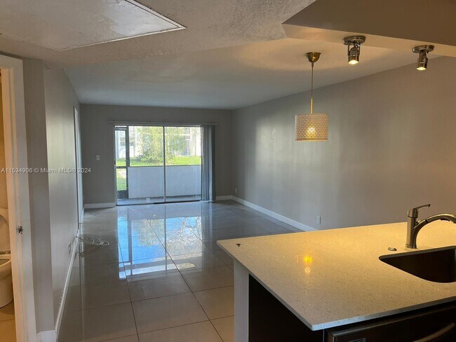 Foto del edificio - 8020 Colony Cir N