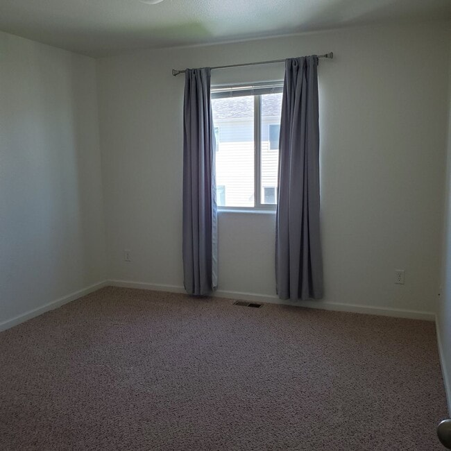 Building Photo - 3 BED 2.5 BATH SADDLE RIDGE TOWNHOME