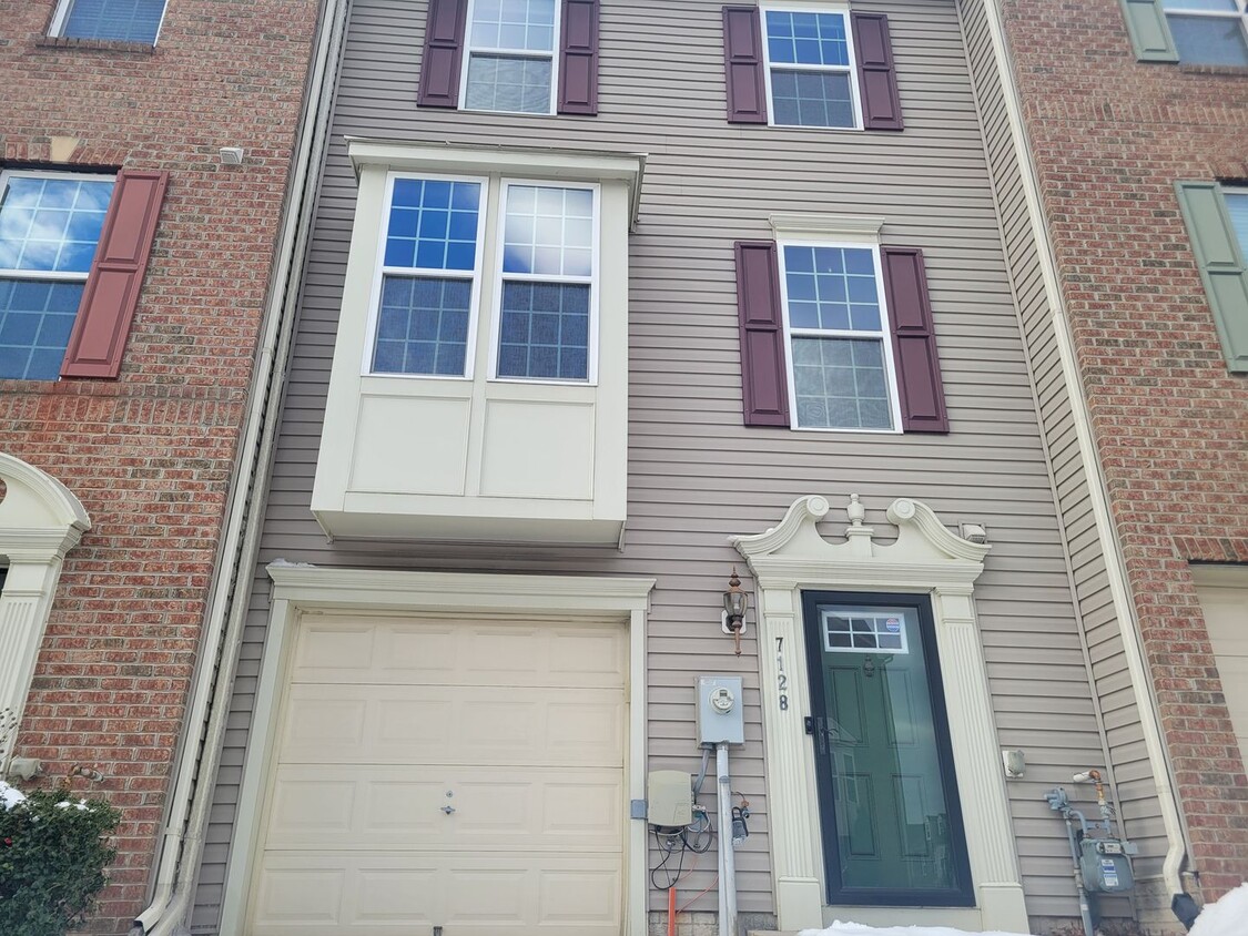 Foto principal - Lovely 3 BR/2.5 BA Townhome in Elkridge!