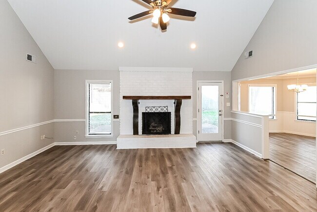 Foto del edificio - 8708 Rhonda Cir N