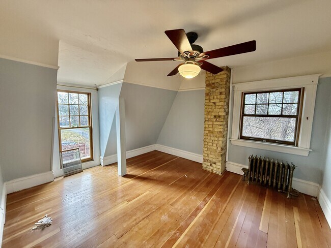 Foto del edificio - 1228 Bryan Ave