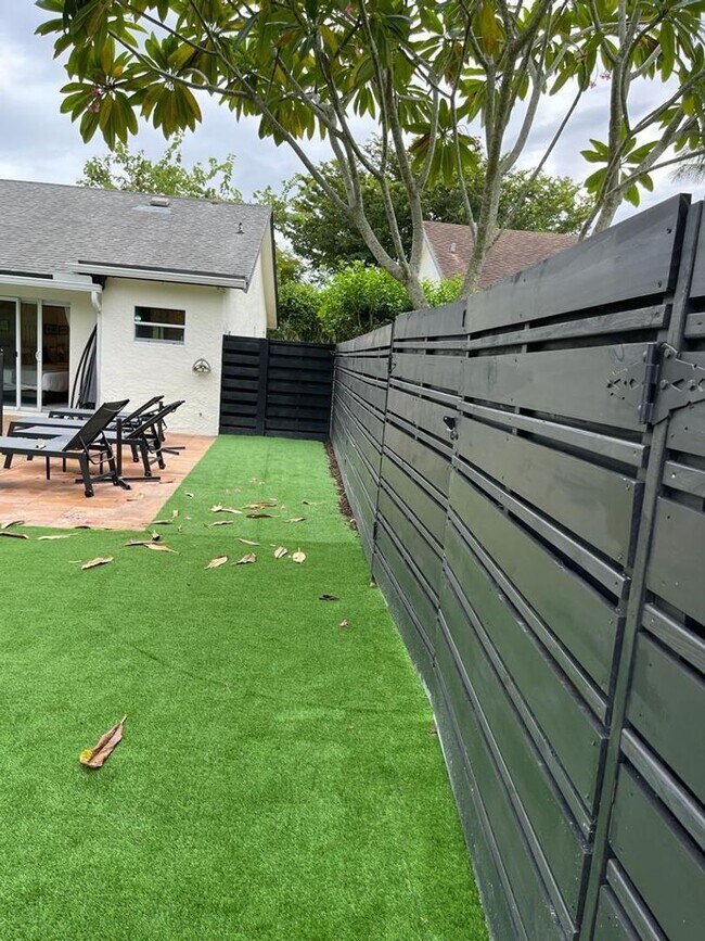 Foto del edificio - 7360 San Sebastian Dr