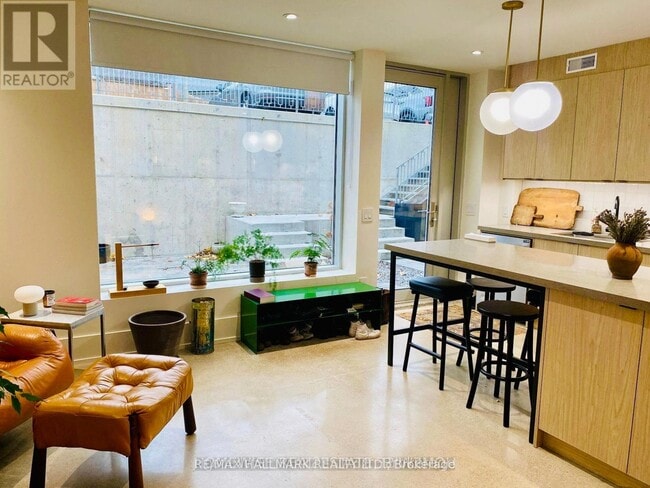 Building Photo - 1540 King St W