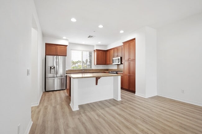 Foto del edificio - Prime Location! RARE Opportunity to LEASE 4/3.5 Spacious TownHome IN GARDEN GROVE!