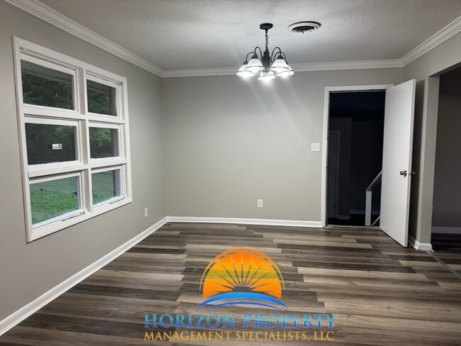 Foto del edificio - Newly Renovated Four Bedroom House in NW H...