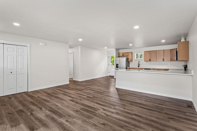 Building Photo - 1302 S 14th Ave