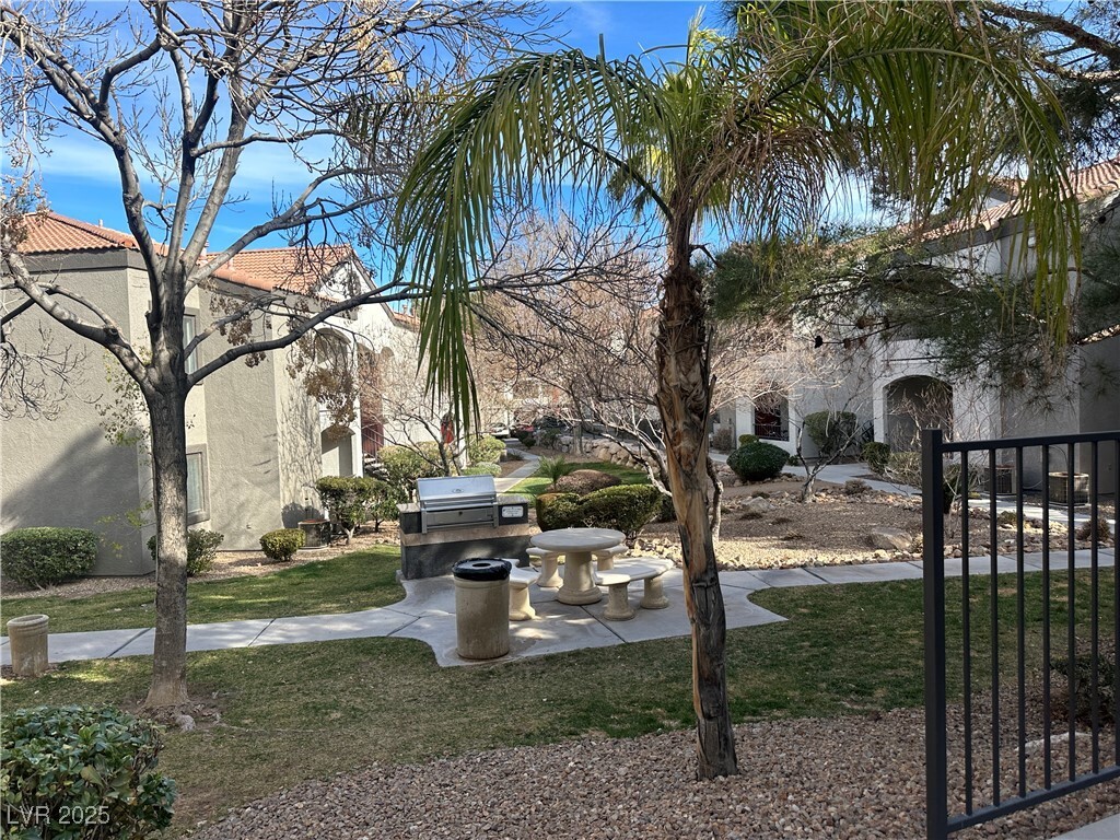 Foto principal - 950 Seven Hills Dr