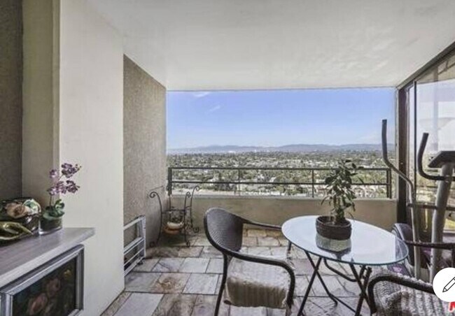 Building Photo - 4265 Marina City Dr