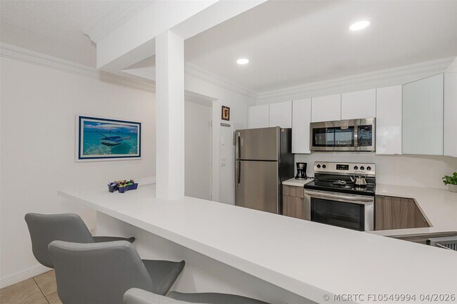 Building Photo - 3140 S Ocean Dr