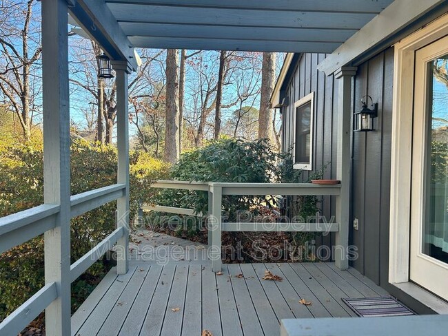 Building Photo - 33 Oak Ln