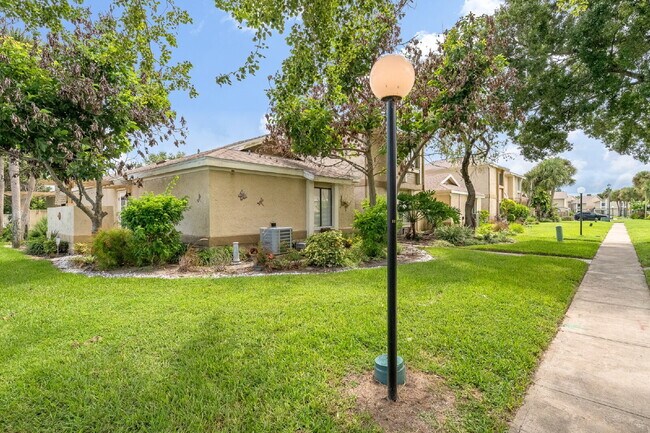 Building Photo - Renovated 2/2 in Oakwood Villas!