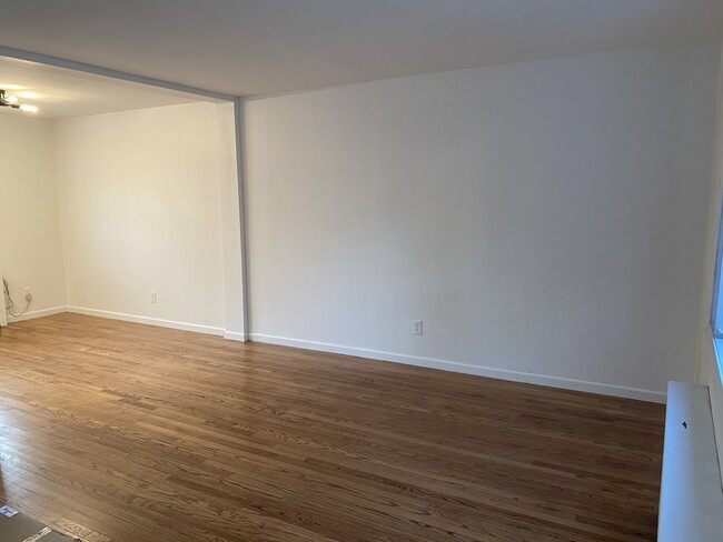 Dining Room - 2011 Westfield Ter