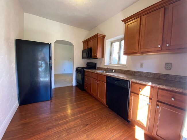 Foto del edificio - Spacious Two Bedroom Townhouse in Squirrel Hill! Fully Equipped Kitchen & W/D Included! Call Today