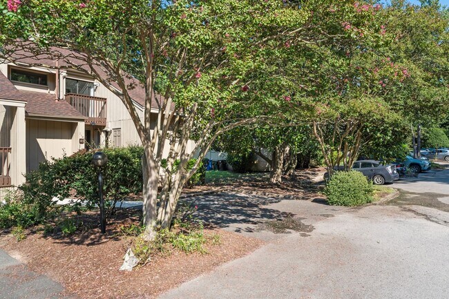 Foto del edificio - 4100 Five Oaks Dr