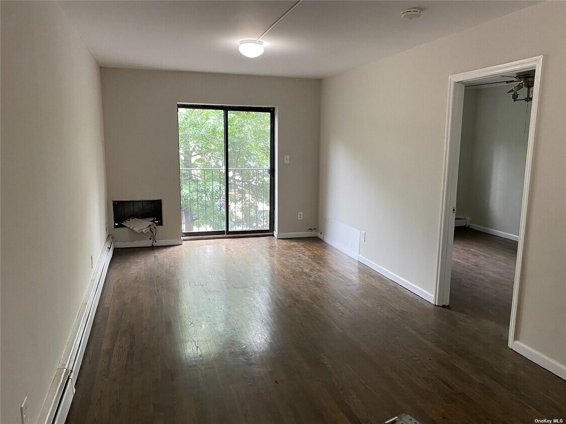 Foto principal - 39-18 108th St