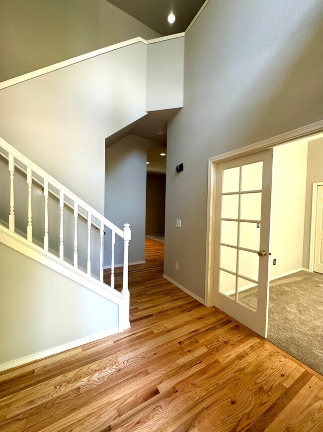 Building Photo - Spacious 4 bedroom plus den in Kirkland Fi...