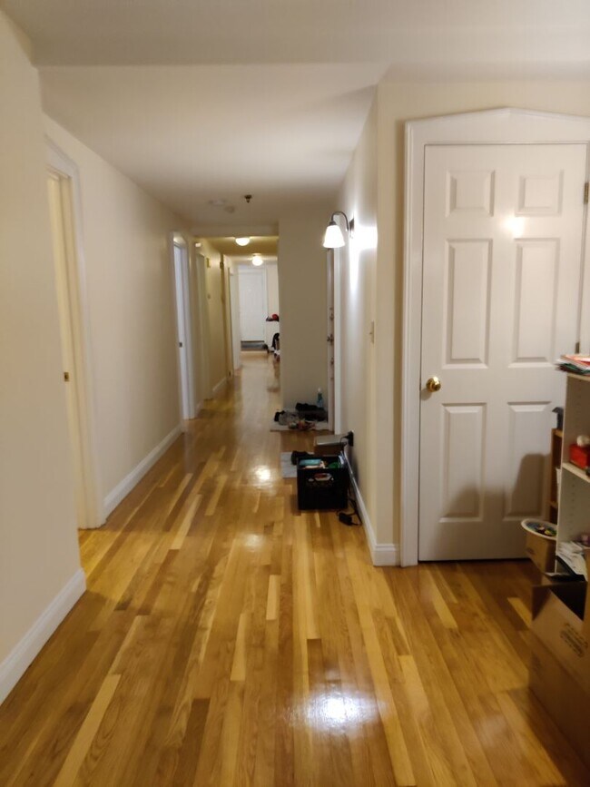 Foto del edificio - No Brokers Fee, heat, Hot Water Included, Garden Level Recently Renovated Unit, Laundry on a Site