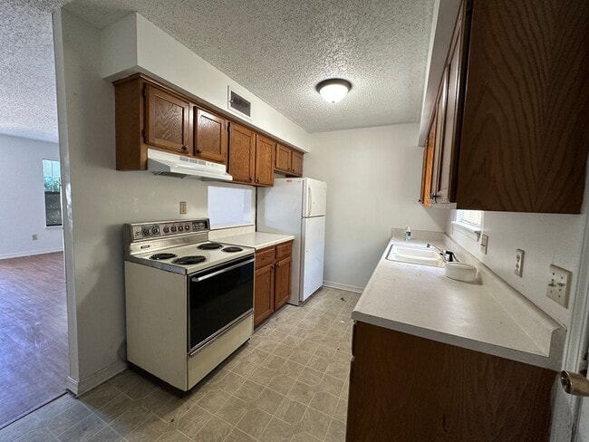 Building Photo - 1408-1408 University Dr