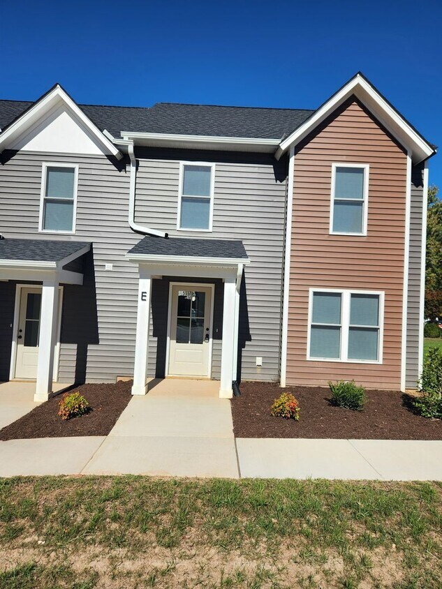 Foto principal - Blackstone-New Construction 3 Bed 2.5 Bath Townhouse-Fort Pickett Area