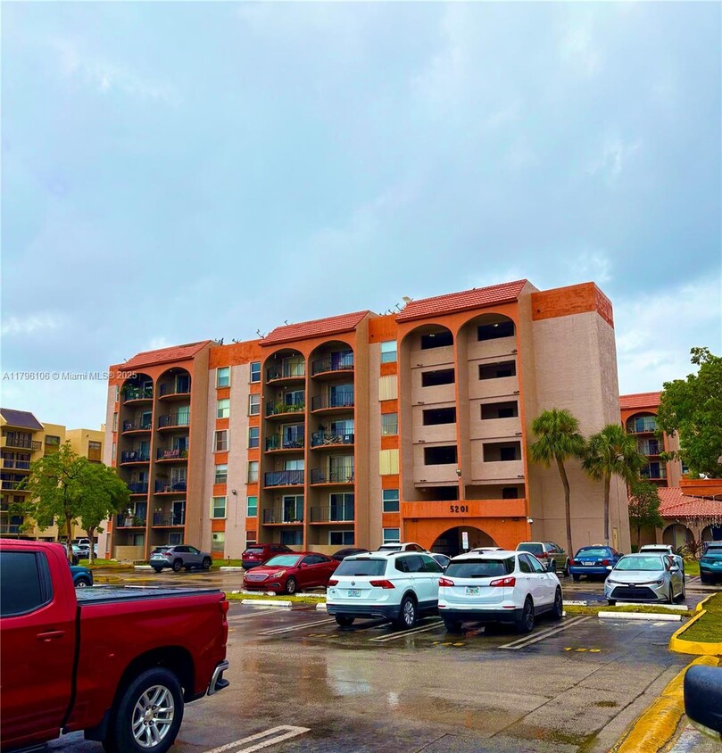 Foto principal - 5201 NW 7th St