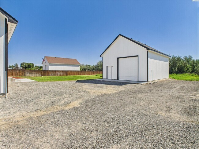 Building Photo - 940 S 38th Ave
