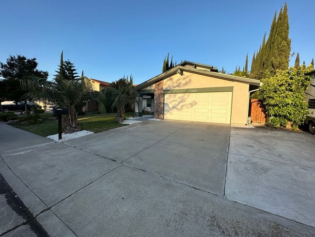 Building Photo - Beautiful 4 Bedroom, 2.5 Bath Home with Solar & Private Tree Enclosed Pool