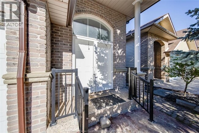 Building Photo - 1559 Chateau Ave