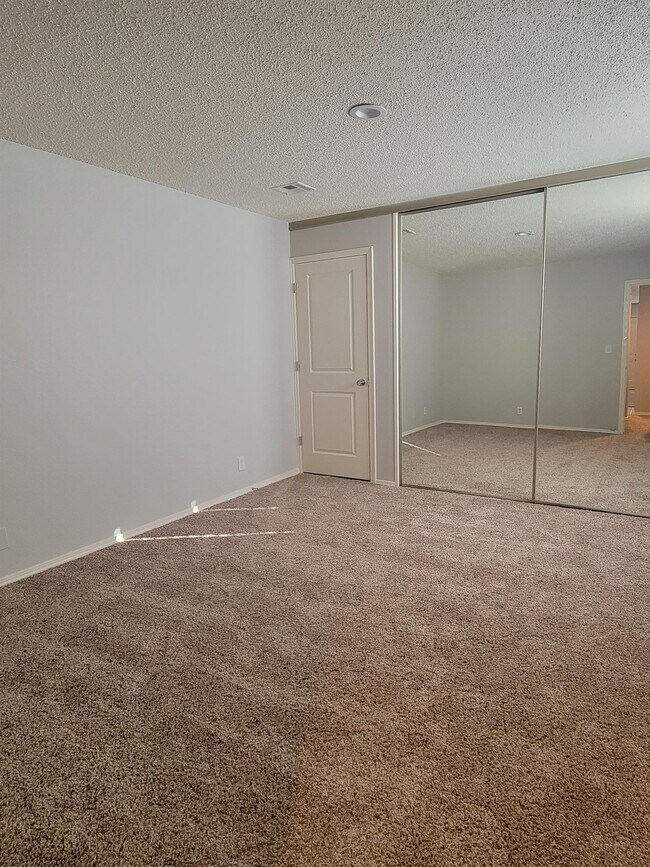 Building Photo - 2801 S Juniper Ave