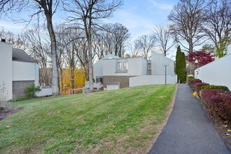 Building Photo - 622 Main St