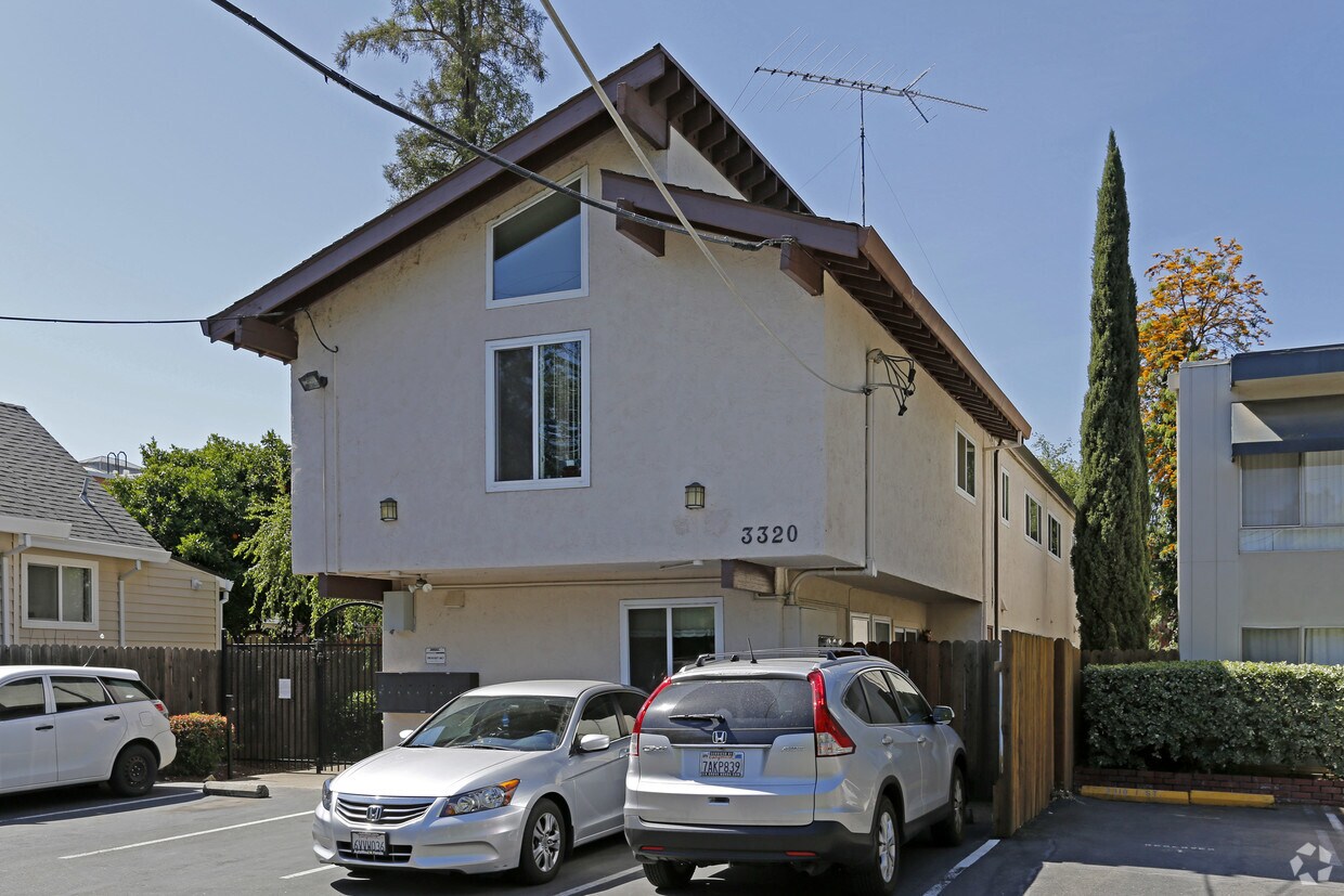 Building Photo - Burgundywood - I Street Apartments