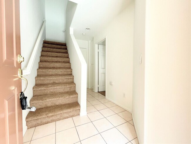 Building Photo - Beautiful Townhome in Rancho Carrillo!