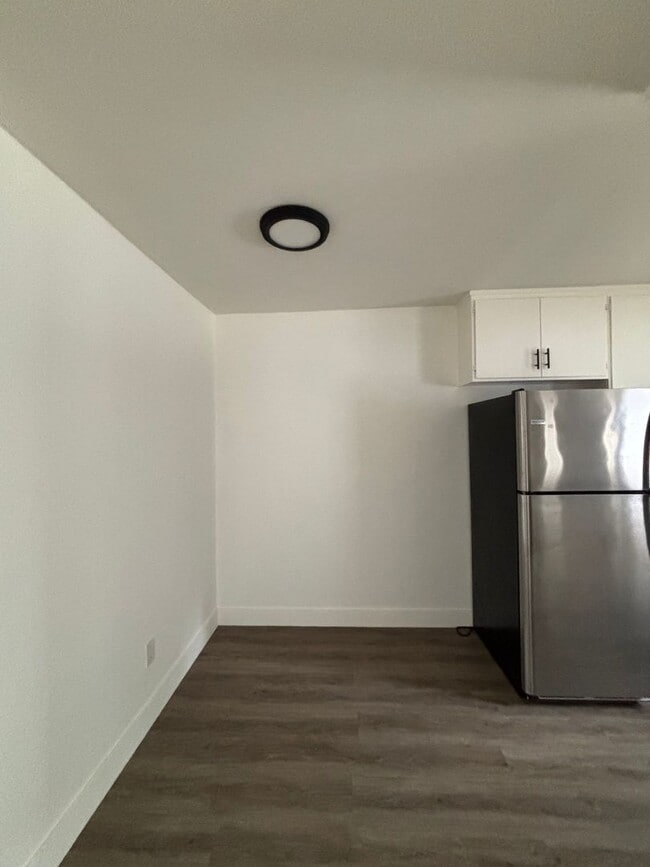 Building Photo - One-Bedroom Torrance Apartment with Stainl...