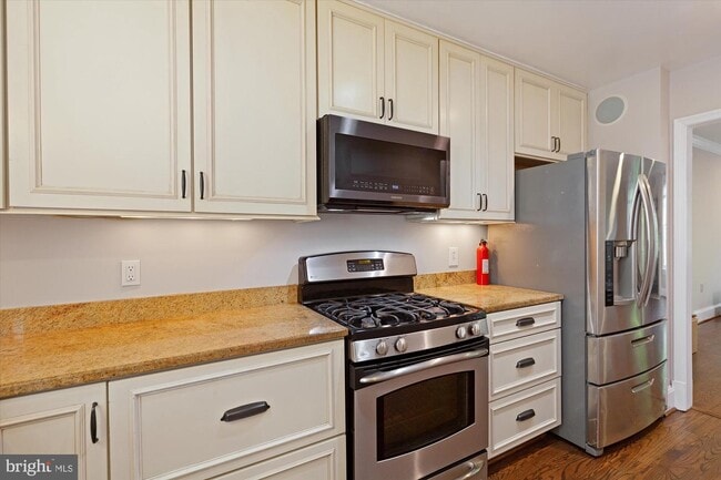 Foto del edificio - 1404 Foxhall Rd NW