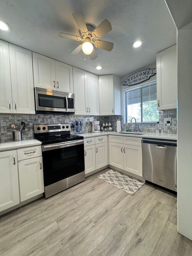 Foto del edificio - Annual turnkey furnished 2-Bedroom, 2-Bath...