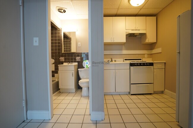 Building Photo - 1055 Beacon St